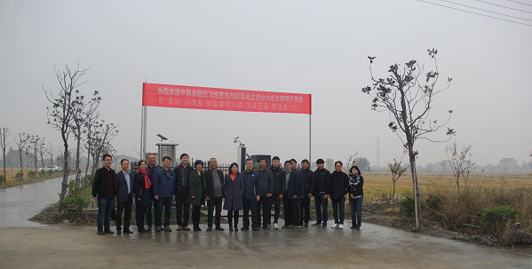 成人抖音视频副总经理朱旭华(左二)为考察团一行详细介绍了水稻病虫害绿色防控设备 成人抖音视频副总经理朱旭华(左二)为考察团一行详细介绍了水稻病虫害绿色防控设备