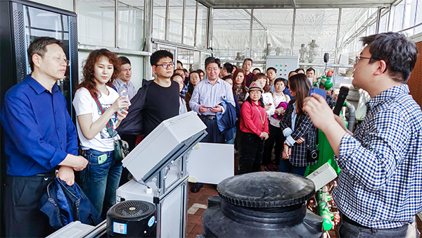 成人抖音视频技术专家为培训班介绍水肥一体化系统 成人抖音视频技术专家为培训班介绍水肥一体化系统