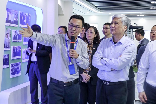 全国人大常委会副委员长丁仲礼莅临成人抖音视频考察调研 全国人大常委会副委员长丁仲礼莅临成人抖音视频考察调研