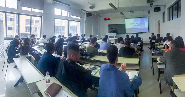 成人抖音视频营销中心副总监龙捷频为培训班作内容讲解 成人抖音视频营销中心副总监龙捷频为培训班作内容讲解