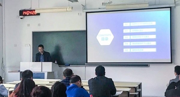 成人抖音视频营销中心副总监龙捷频为培训班作内容讲解 成人抖音视频营销中心副总监龙捷频为培训班作内容讲解