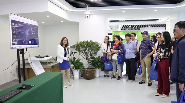 培训班听取成人抖音视频业务人员讲解产供销一体化模式 培训班听取成人抖音视频业务人员讲解产供销一体化模式