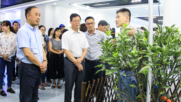 谢主任一行参观成人抖音视频展厅 谢主任一行参观成人抖音视频展厅