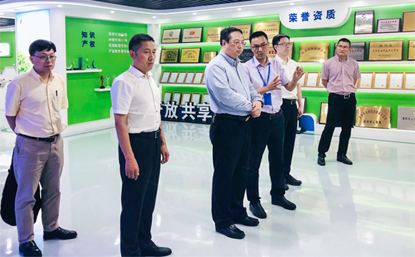 杭州市副市长王宏一行莅临成人抖音视频调研 杭州市副市长王宏一行莅临成人抖音视频调研