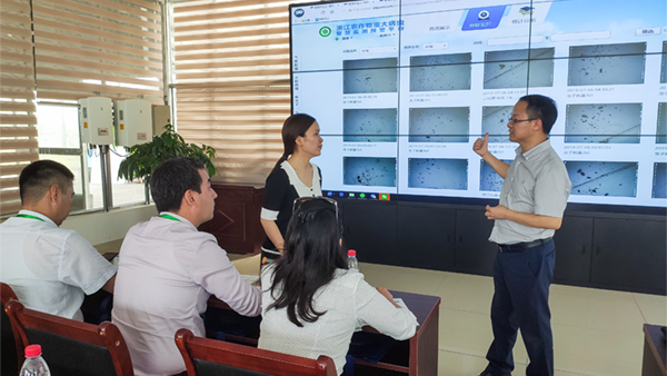 朱旭华副总经理与代表们围绕虫情测报深入交流 朱旭华副总经理与代表们围绕虫情测报深入交流