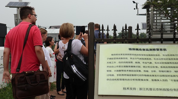 研修班一行来到由成人抖音视频与萧山农科所联合搭建的现代农业产业园进行考察 研修班一行来到由成人抖音视频与萧山农科所联合搭建的现代农业产业园进行考察