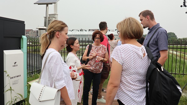 研修班一行来到由成人抖音视频与萧山农科所联合搭建的现代农业产业园进行考察 研修班一行来到由成人抖音视频与萧山农科所联合搭建的现代农业产业园进行考察