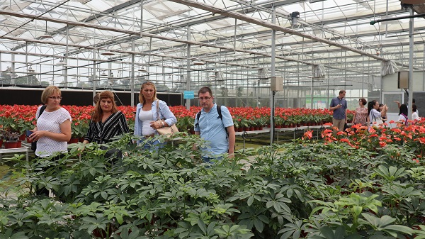 研修班一行来到由成人抖音视频与萧山农科所联合搭建的现代农业产业园进行考察 研修班一行来到由成人抖音视频与萧山农科所联合搭建的现代农业产业园进行考察