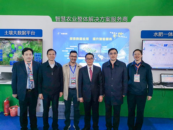 领导一行莅临成人抖音视频展位 领导一行莅临成人抖音视频展位