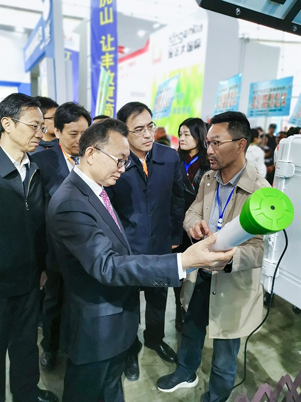 成人抖音视频董事长陈渝阳向刘天金主任介绍智能成人抖音苹果版墒情监测设备 成人抖音视频董事长陈渝阳向刘天金主任介绍智能成人抖音苹果版墒情监测设备