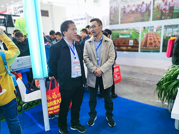 湖南省土肥站姚正昌站长与成人抖音视频陈渝阳董事长密切交流 湖南省土肥站姚正昌站长与成人抖音视频陈渝阳董事长密切交流