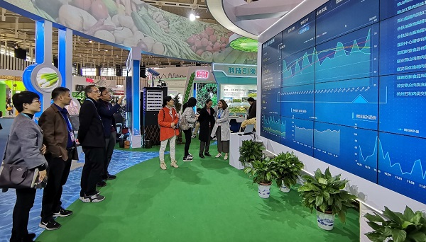 托普工作人员向专家介绍大数据平台 托普工作人员向专家介绍大数据平台