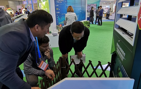 托普工作人员介绍智能装备 托普工作人员介绍智能装备