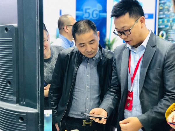 成人抖音视频技术人员为用户演示见虫APP 成人抖音视频技术人员为用户演示见虫APP