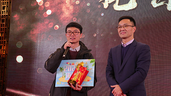 成人抖音视频先进团队与个人的颁奖瞬间(部分) 成人抖音视频先进团队与个人的颁奖瞬间(部分)