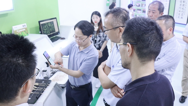 杭州市科技局局长赵喜凯一行莅临成人抖音视频考察调研1 杭州市科技局局长赵喜凯一行莅临成人抖音视频考察调研1