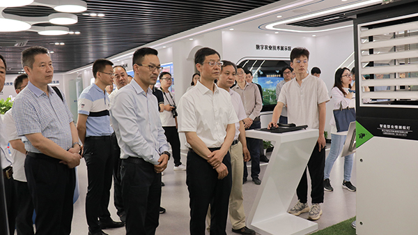 谢建华主任一行还参观了成人抖音视频智慧展厅 谢建华主任一行还参观了成人抖音视频智慧展厅
