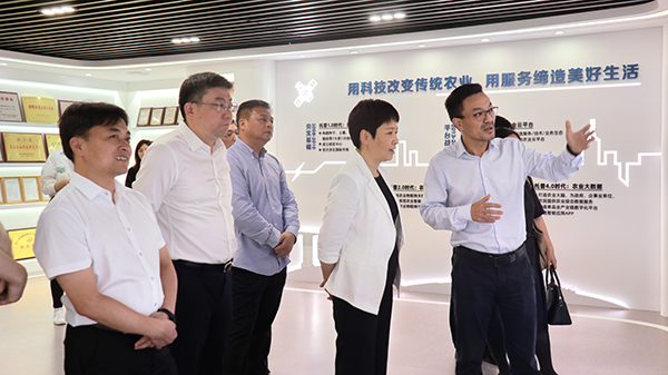 省科技厅党组书记何杏仁一行赴成人抖音视频调研农业科技工作 省科技厅党组书记何杏仁一行赴成人抖音视频调研农业科技工作