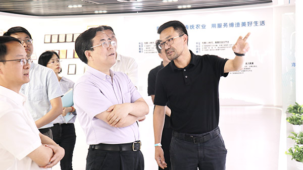 应义斌教授一行参观成人抖音视频数字三农展厅 应义斌教授一行参观成人抖音视频数字三农展厅