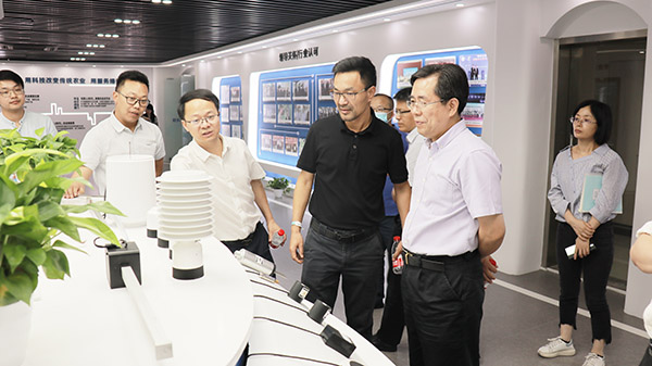 应义斌教授一行参观成人抖音视频数字三农展厅 应义斌教授一行参观成人抖音视频数字三农展厅