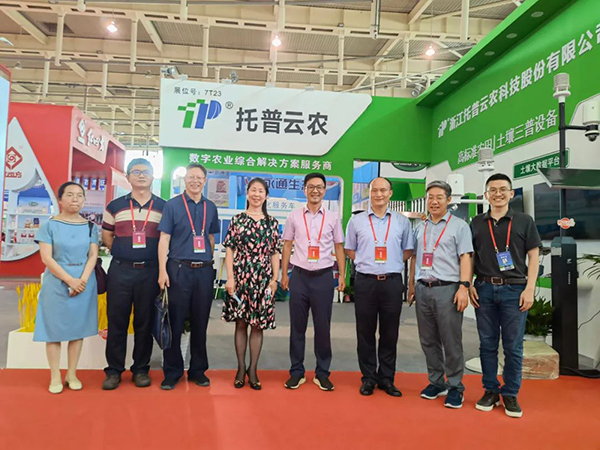 领导一行莅临成人抖音视频展位 领导一行莅临成人抖音视频展位