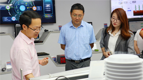 王建军一行参观成人抖音视频数字展厅 王建军一行参观成人抖音视频数字展厅